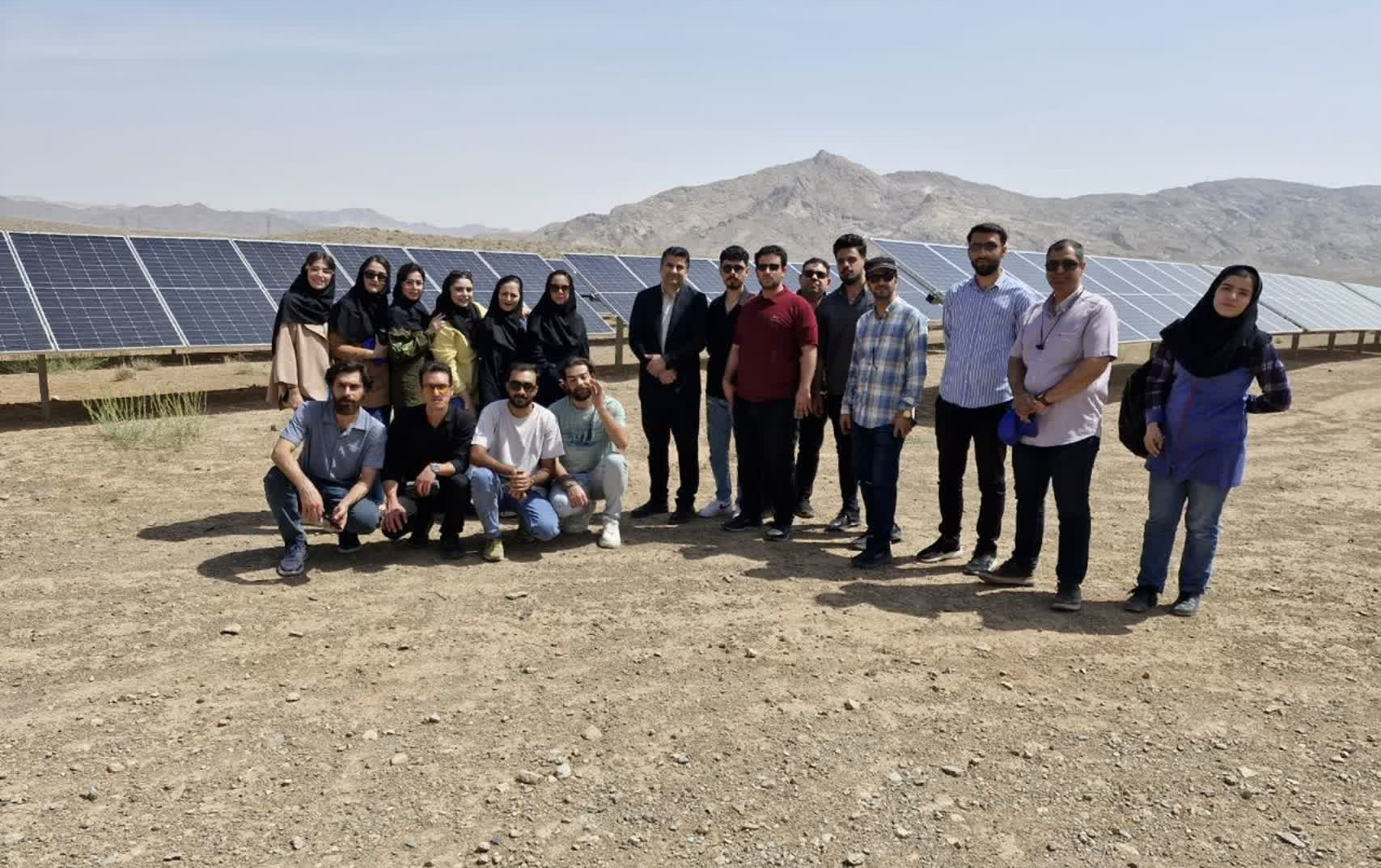 بازدید دانشجویان مزرعه خورشیدی شرکت سیمان کویر