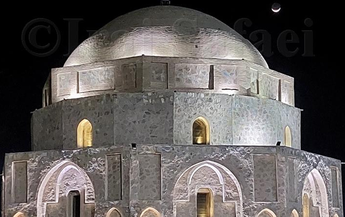 تصویربرداری کمان ماه برفراز گنبد جبلیه کرمان توسط ایرج صفایی، مسئول رسدخانه دانشگاه کاشان