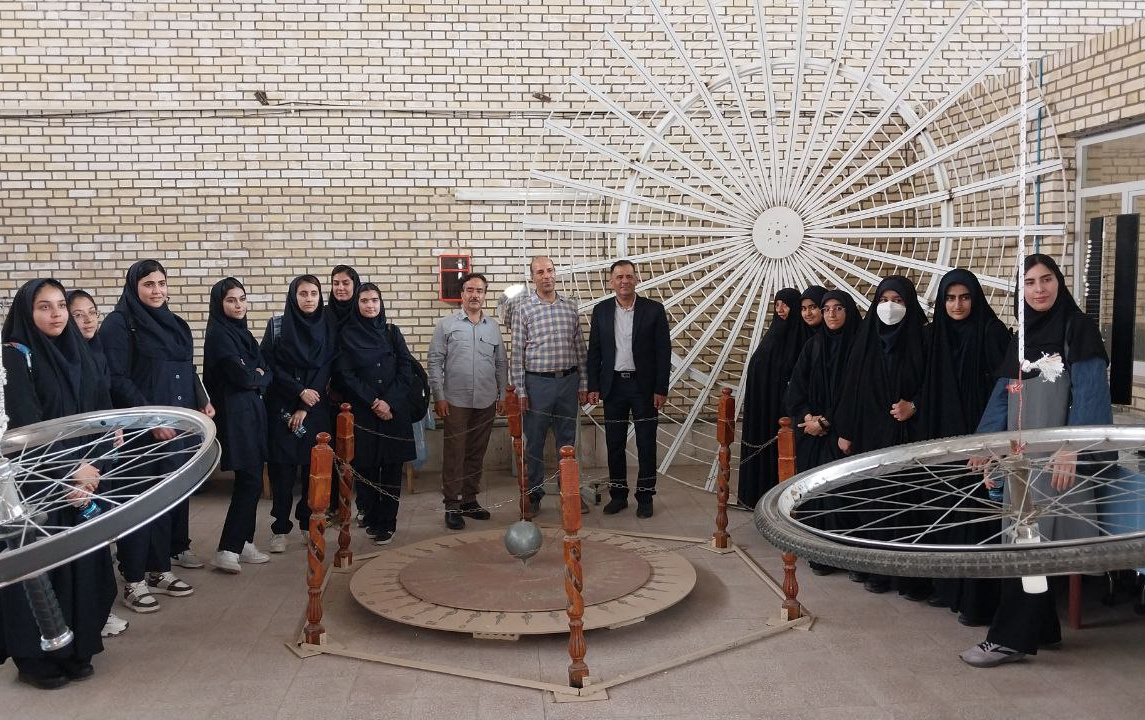 پذیرش گروه‌های بازدیدکننده دانش‌آموزی همزمان هفته سرآمدی آموزش سال ۱۴۰۴ فیزیک‌سرای دانشگاه کاشان