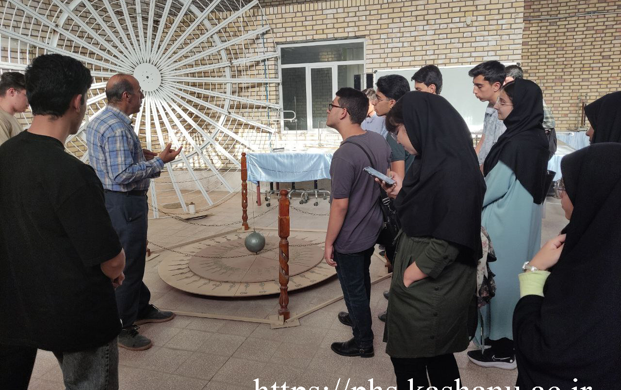 همزمان هفته سرآمدی آموزش دانشگاهها، روز دوشنبه پانزدهم اردیبهشت ۱۴۰۴ بازدید گروهی دانشجویان مهندسی دانشگاه کاشان فیزیکسرای این دانشگاه