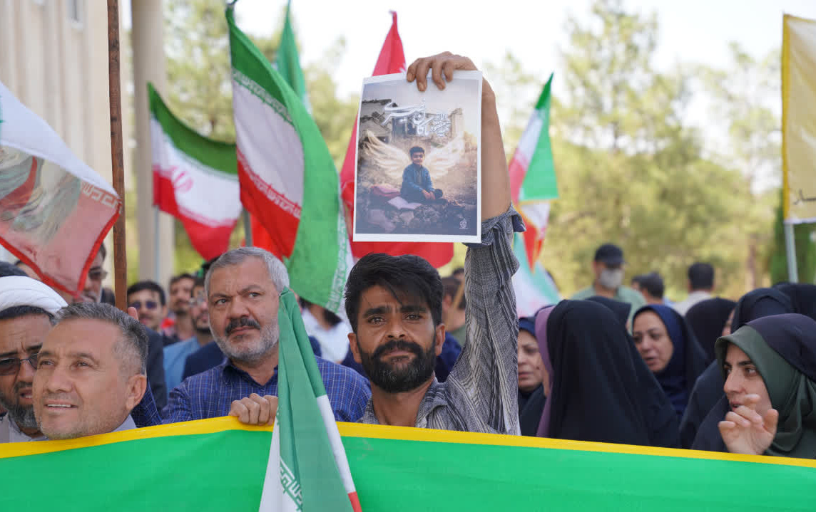 اهتزار پرچم جمهوری اسلامی دانشگاه کاشان