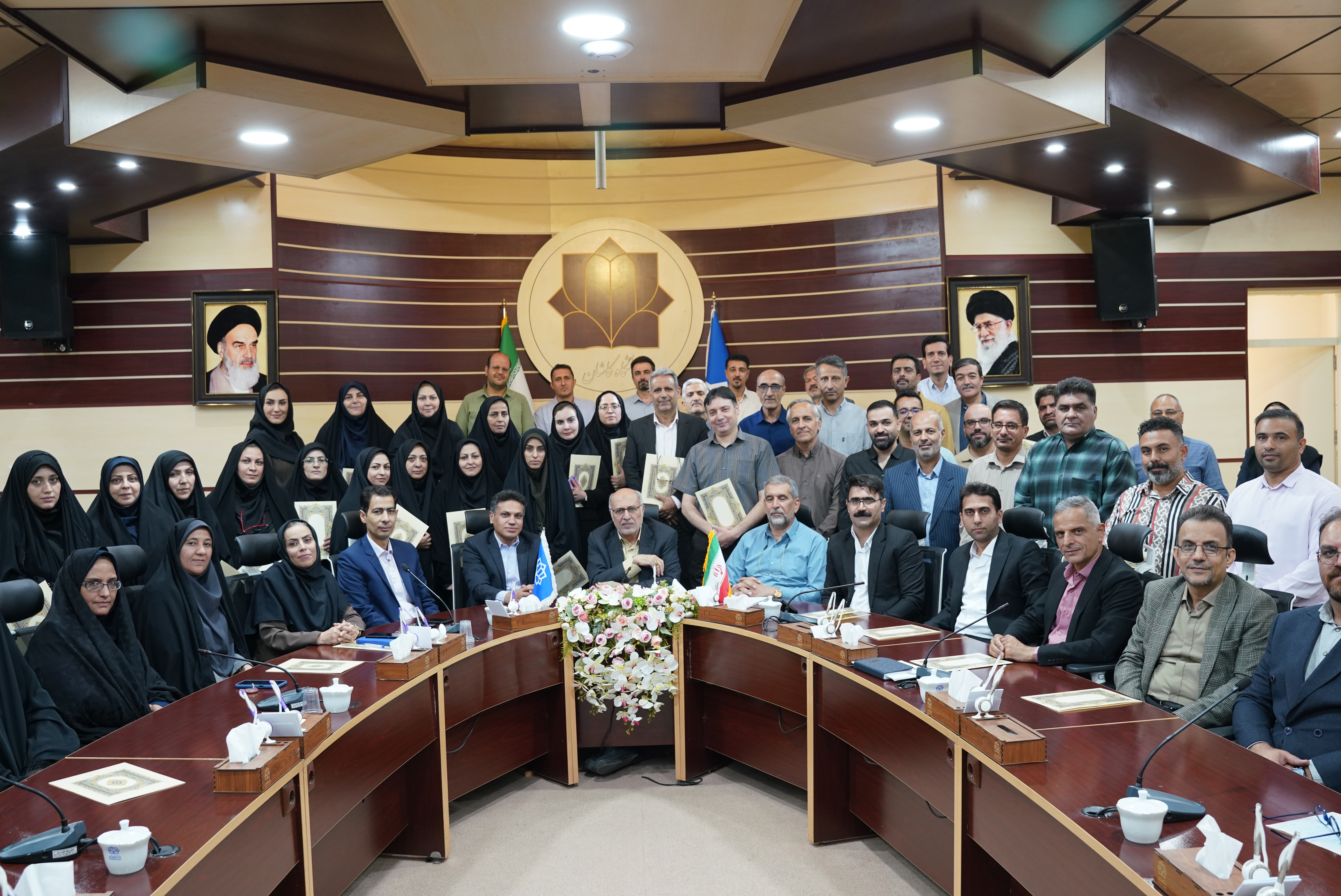 مدیران، معاونین مدیران و روسای ادارات نمونه دانشگاه کاشان در سال 1404