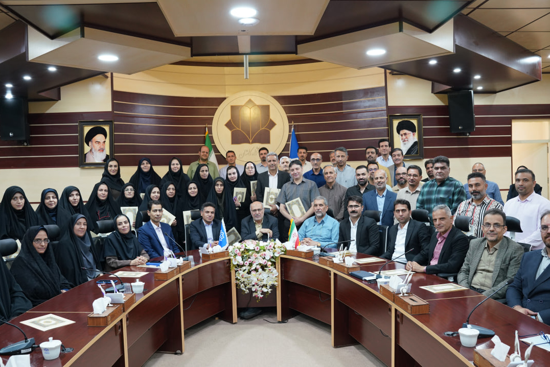 تجلیل از کارمندان نمونه دانشگاه  کارمندانی که سقف آرزوهای مدیران روی شانه آن‌ها است