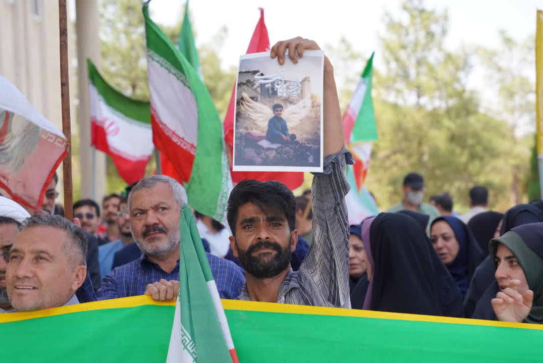 اهتزار پرچم جمهوری اسلامی در دانشگاه کاشان