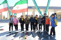 گلباران گلزار شهدای گمنام توسط فرزندان نونهال کارکنان دانشگاه کاشان