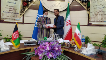تجلی پیوندهای مشترک فرهنگی با اهدای لباس محلی افغانستان به رئیس دانشگاه کاشان