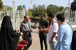 گزارش تصویری عرض خیرمقدم، تبریک سال نو و اهداء گل دبیرخانه عفاف و حجاب دانشگاه کاشان به دانشجویان